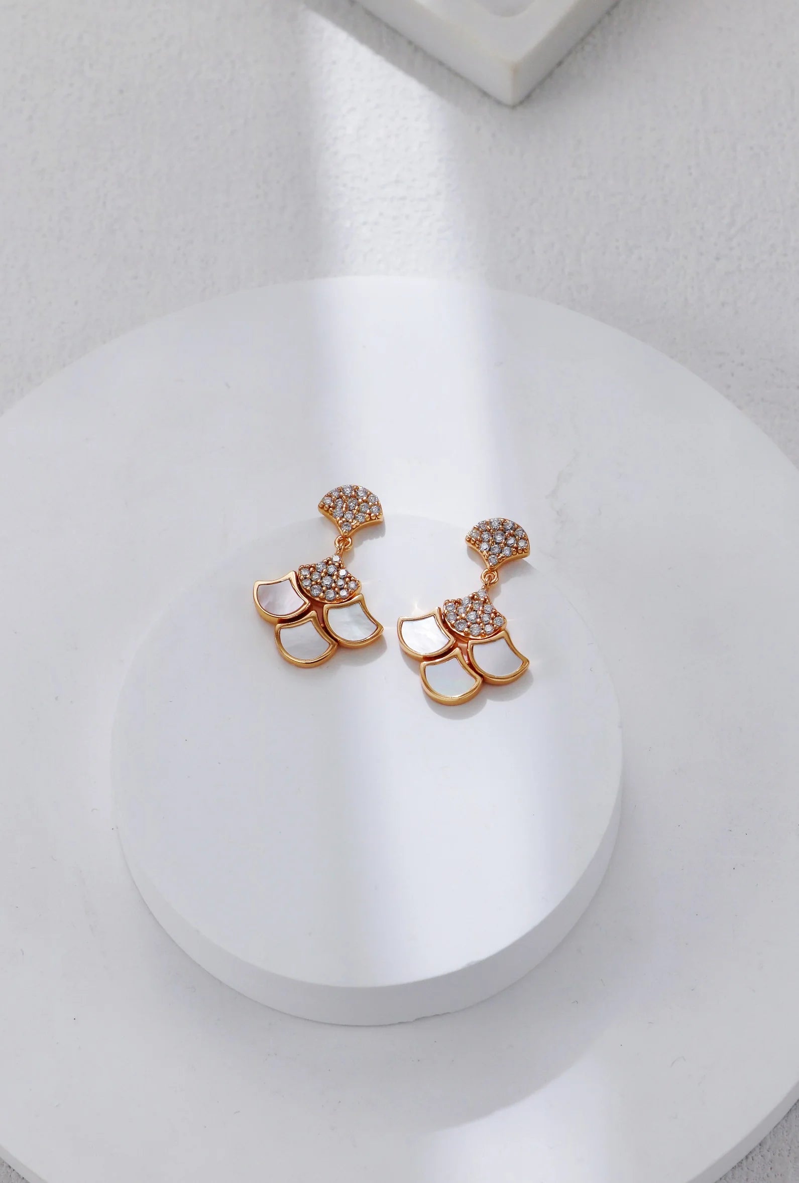 Silver-White Shell Zircon Earrings