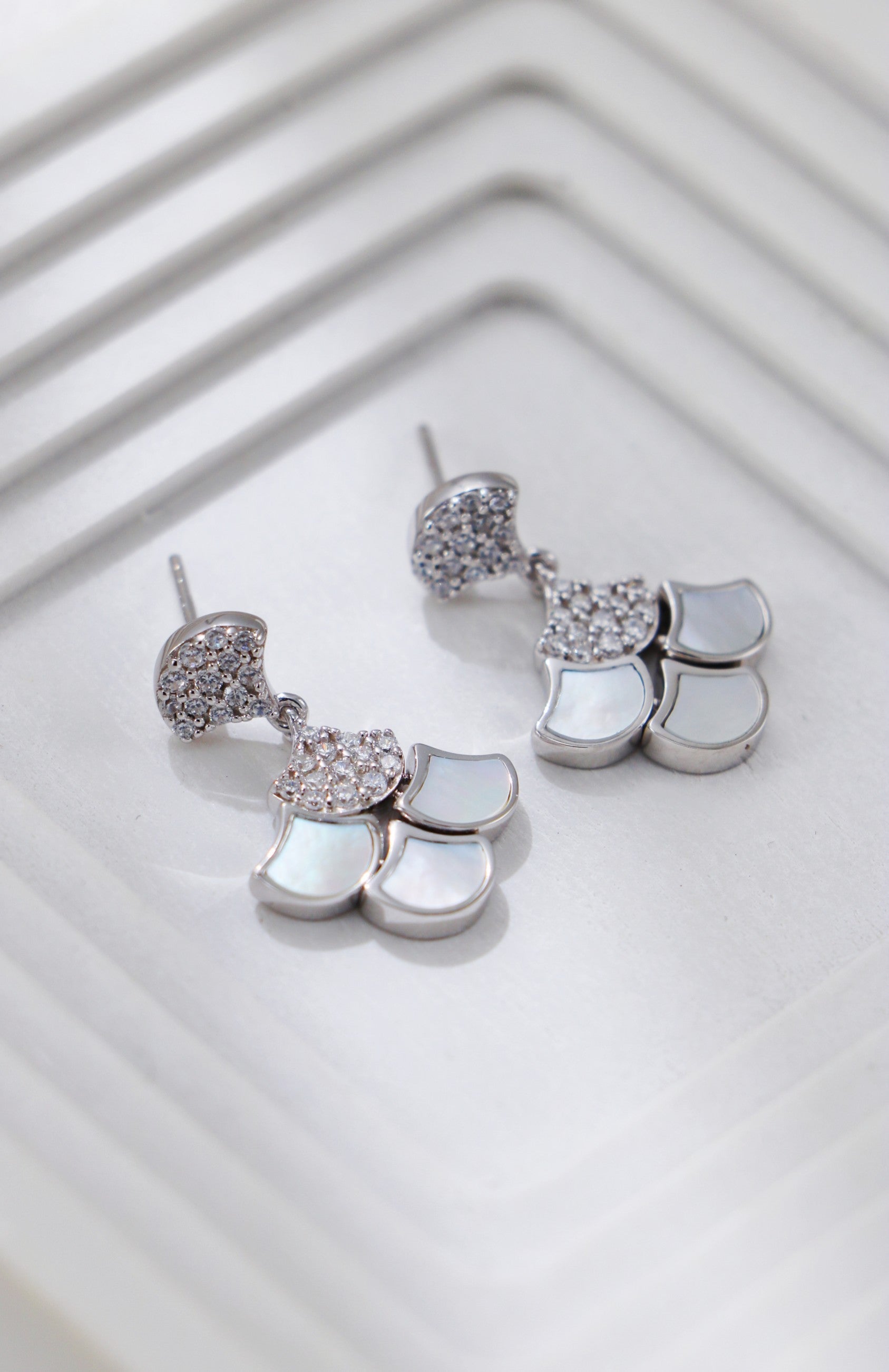 Silver-White Shell Zircon Earrings