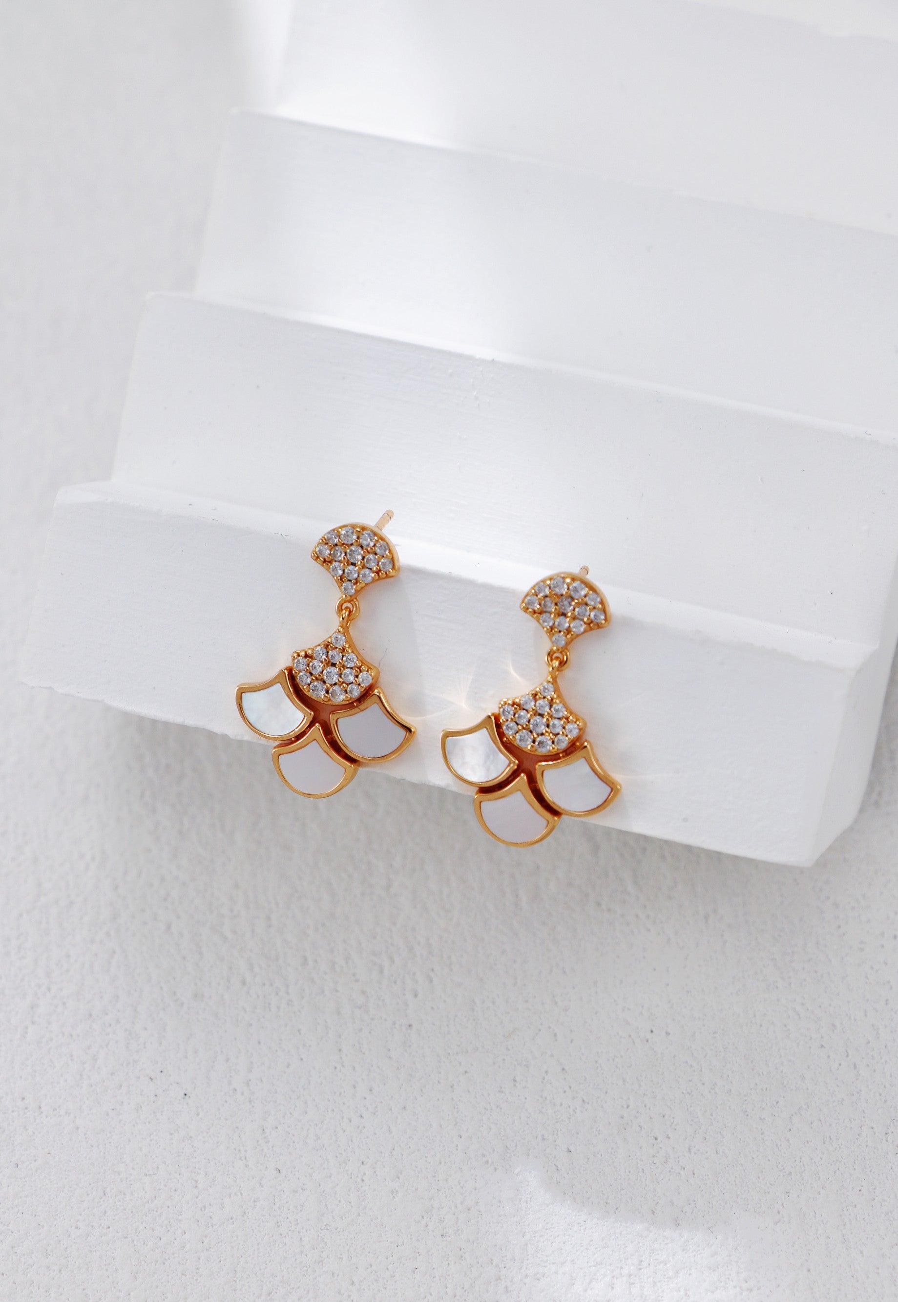 Silver-White Shell Zircon Earrings